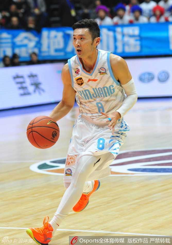 红山狂飙:李根率新疆铁骑踏平同曦,赛季首秀捧杯时刻荣耀加身 周琦长臂舒展,排球大帽送给对手,他的存在就是禁飞区最好的代名词。