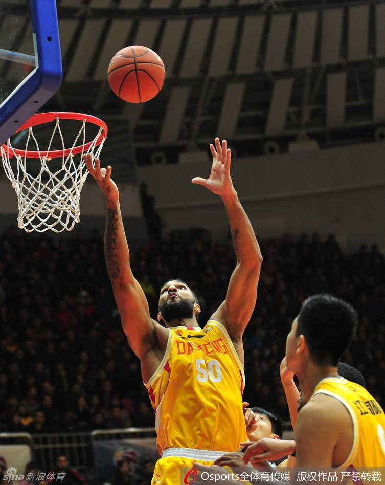 红山狂飙:李根率新疆铁骑踏平同曦,赛季首秀捧杯时刻荣耀加身 看台上球迷高举李根画像,眼神中满是期待与鼓励,这里是他的新家,也是最坚强的后盾。