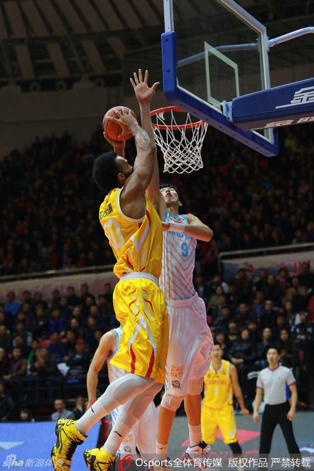 红山狂飙:李根率新疆铁骑踏平同曦,赛季首秀捧杯时刻荣耀加身 布莱切与周琦手捧上赛季单项奖奖杯,笑容灿烂,李秋平指导在一旁欣慰鼓掌,定格荣耀瞬间。