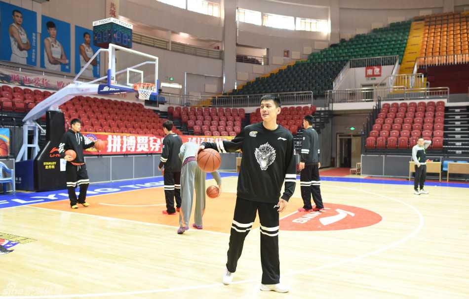 红山脚下的备战:辽篮赛前训练直击 郭艾伦在训练中快速运球穿越半场,他眼神犀利,正准备完成一次标志性的突破上篮,身后的队友们也在积极跑位。