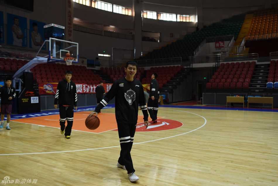 红山脚下的备战:辽篮赛前训练直击 兰多夫在内线卡位要球,他强壮的身体充满力量,准备在新疆队的内线群中强行进攻,这是他来到辽宁后证明自己的关键一役。