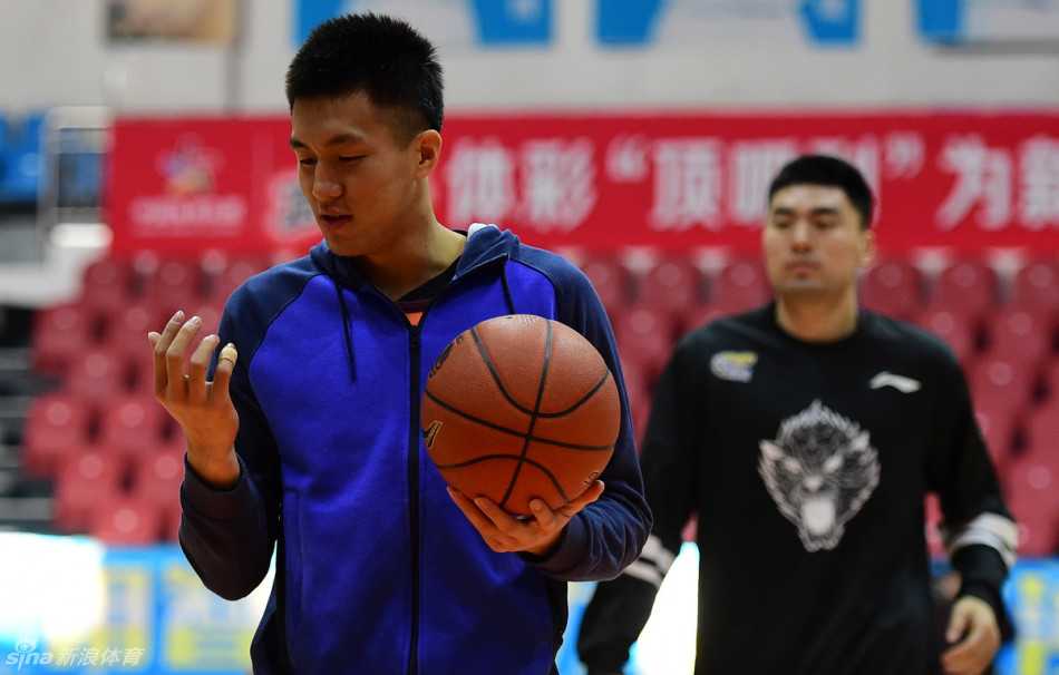 红山脚下的备战:辽篮赛前训练直击 辽篮核心哈德森在赛前热身中神情专注,他稳稳出手,篮球划出一道弧线,整个球馆的目光都聚焦在这位球队领袖的身上。