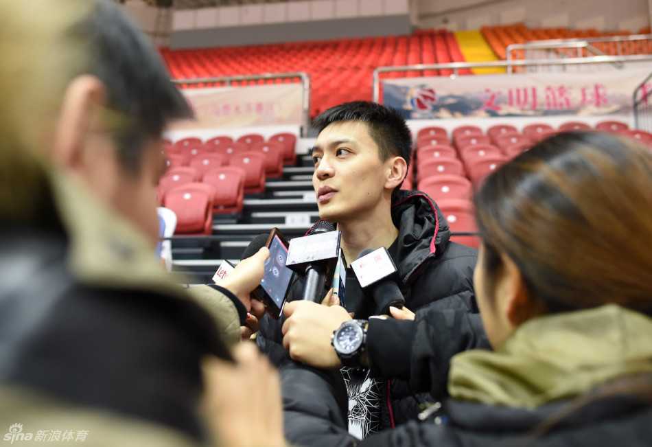 红山脚下的备战:辽篮赛前训练直击 训练结束后,球员们聚在一起,肩并肩手搭手,齐声高喊加油,团队的凝聚力和对胜利的渴望在这一刻显露无遗。