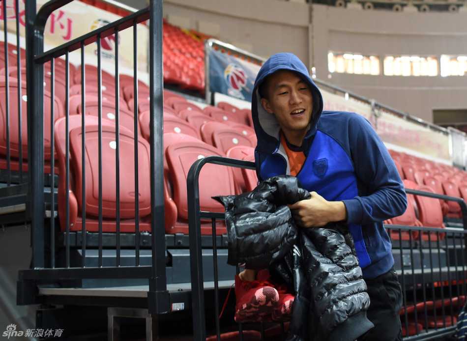 红山脚下的备战:辽篮赛前训练直击 贺天举在三分线外果断出手,他的投篮手型固定,目光坚定,作为球队重要的高炮台,他的发挥将有效牵制对手的防线。