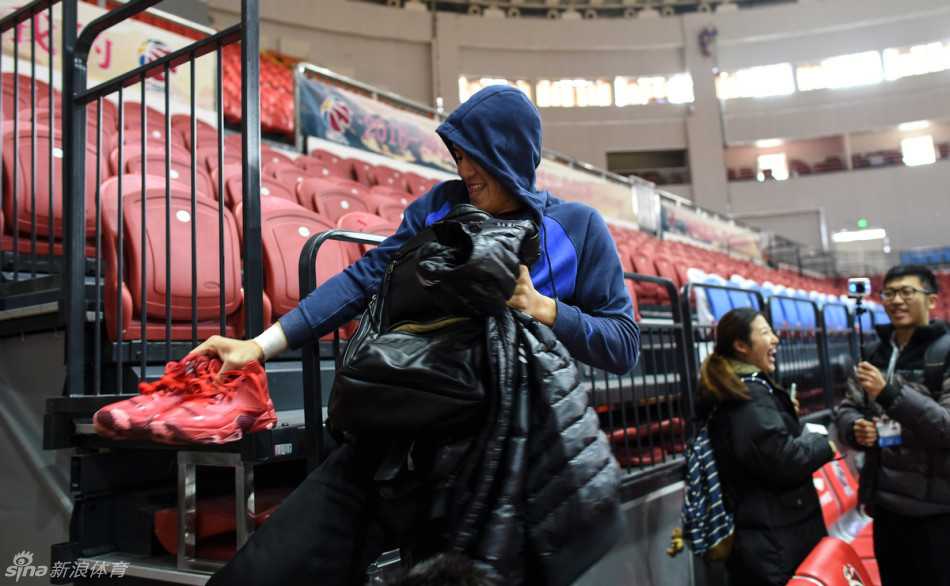 红山脚下的备战:辽篮赛前训练直击 主教练郭士强在训练中双手比划着战术,他神情严肃地向队员们讲解着跑位和防守要点,身旁的球员们聚精会神地聆听。