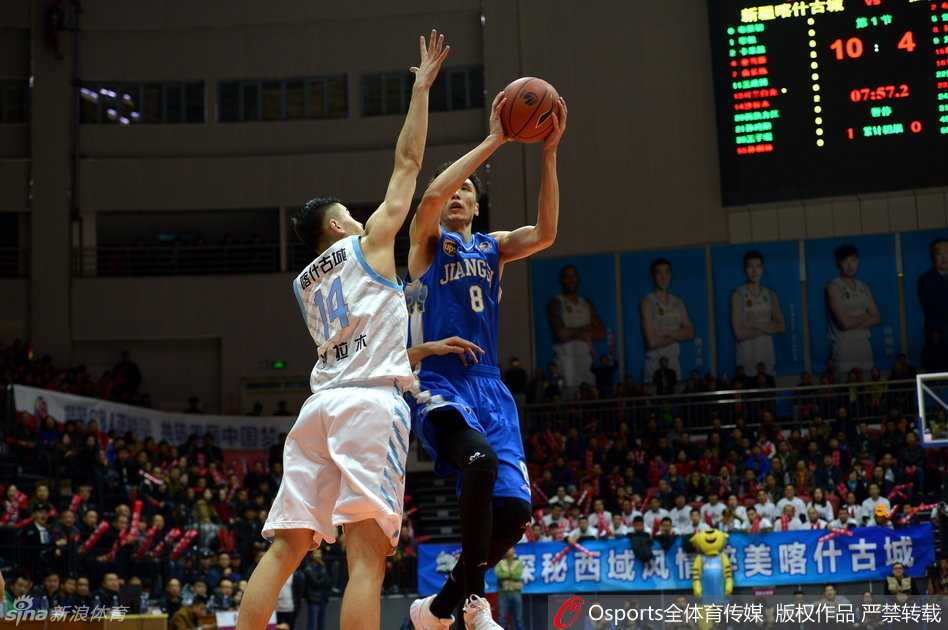 红山馆惊魂记:布拉切伤退引内线纠缠,亚当斯五十里单骑救主 新疆队年轻锋线阿不都沙拉木在江苏内线群中强行起飞,他那坚定的眼神与防守球员纠缠的身影,仿佛凝固了此刻红山体育馆内的窒息氛围。