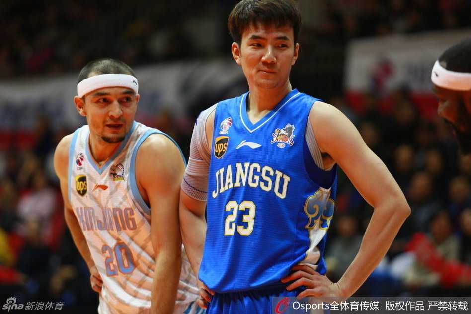 红山馆惊魂记:布拉切伤退引内线纠缠,亚当斯五十里单骑救主 亚当斯持球发动致命反击,他像一道闪电划过球场,面对江苏队的重重围堵,眼神中充满坚定与杀气,准备完成又一次关键得分。