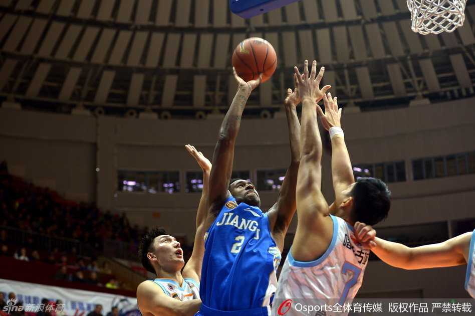 红山馆惊魂记:布拉切伤退引内线纠缠,亚当斯五十里单骑救主 江苏肯帝亚队灵魂胡雪峰情绪激动,他满脸通红地向裁判挥舞着手臂,大声抗议着判罚,身后的队友奋力将其拉住,场边火药味十足。