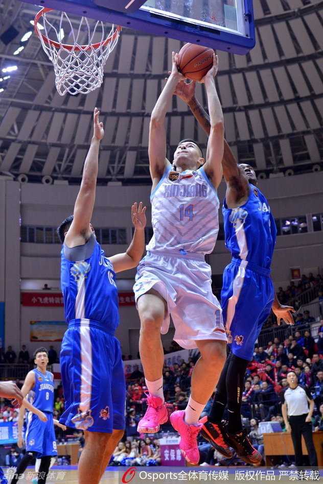 红山馆惊魂记:布拉切伤退引内线纠缠,亚当斯五十里单骑救主 赛场时刻,新疆队三员大将目光专注地望向场内,他们身后的记分牌闪烁着焦灼的数字,空气中弥漫着大战来临前的紧张与凝重。