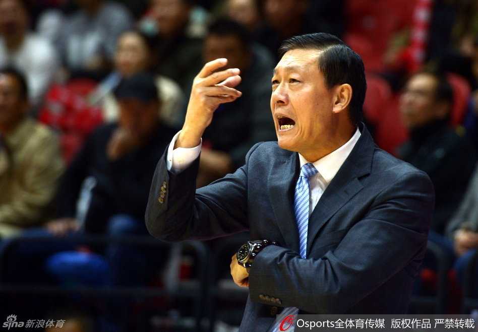 红山馆惊魂记:布拉切伤退引内线纠缠,亚当斯五十里单骑救主 痛苦的阴影笼罩着布拉切,他手捂伤处,表情因剧痛而扭曲,队友们关切地围在身旁,试图搀扶起这位倒下的内线巨塔。