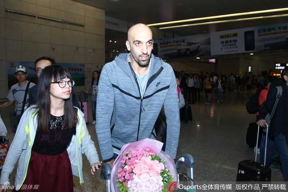 面对媒体的话筒和镜头，阿巴斯目光笃定，他平静地诉说着新赛季的目标，自信的微笑中透露出对打破质疑、续写传奇的渴望。