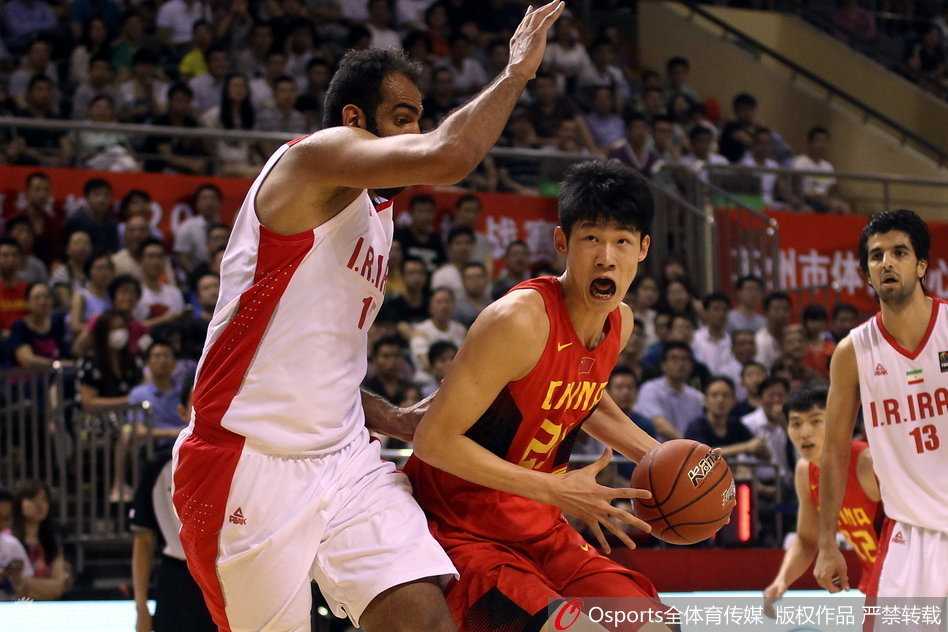 广厦小将胡金秋在禁区接球，面对伊朗巨塔哈达迪的严密防守毫无惧色，眼神坚定地背身单打，画面充满了青春与经验的直接碰撞。