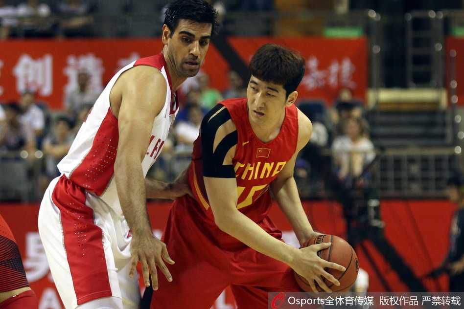 陶汉林在罚球线附近获得空位机会，果断跳起中距离投篮，篮球划过一道完美的弧线，他的眼神紧盯着篮筐方向。