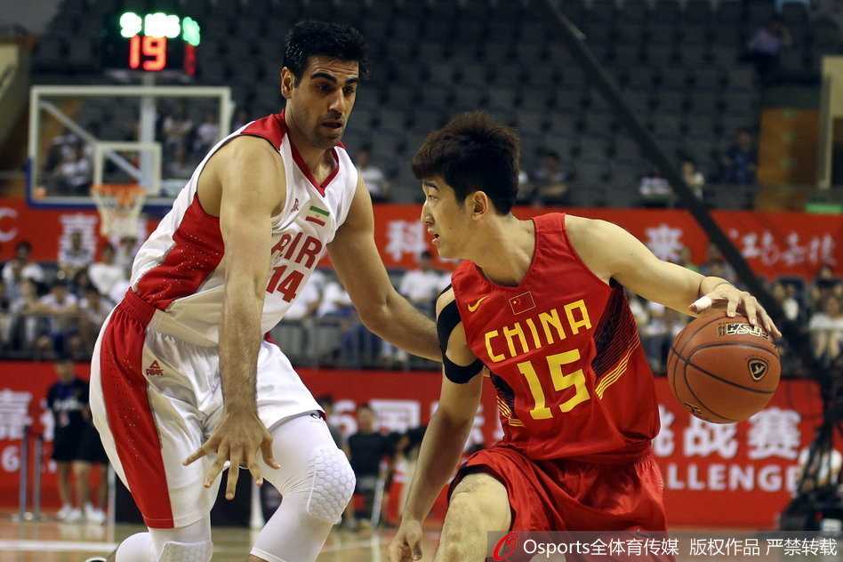 哈达迪在禁区内卡位要球，眼神中透露出一股凌厉的杀气，强大的气场笼罩着整个禁区，准备给前来防守的中国内线上一课。