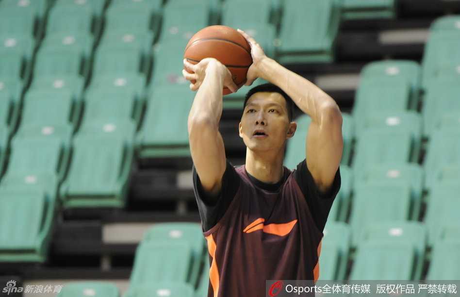 核心易建联在赛前热身中目光如炬，每一次投篮出手都带着不容置疑的坚定，面对生涯从未被横扫的纪录，他用汗水为队友注入强心剂。