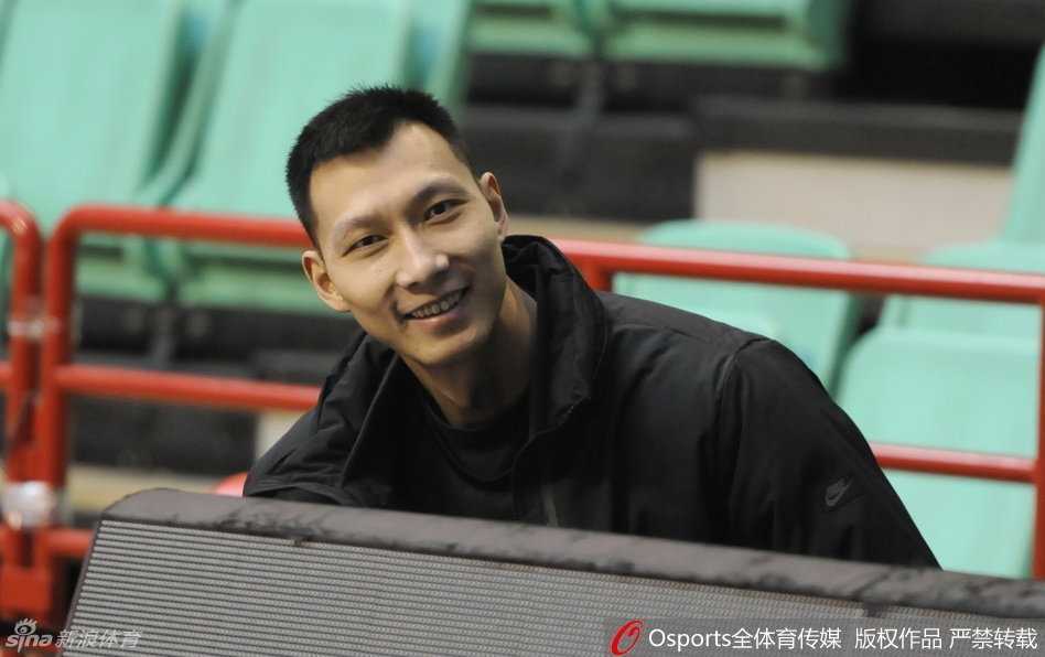 王仕鹏在球场一侧慢跑调整呼吸，虽然出场时间有限，但这位老将时刻准备着，他的经验是板凳席上最宝贵的财富。