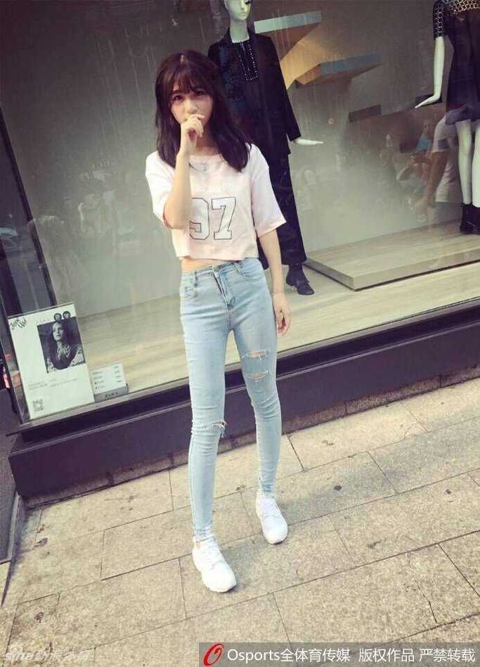 吴振瑜置身于简洁的室内环境中，一袭黑色装扮显得优雅大方，她恬静地望向镜头，气质温婉，清纯可人。