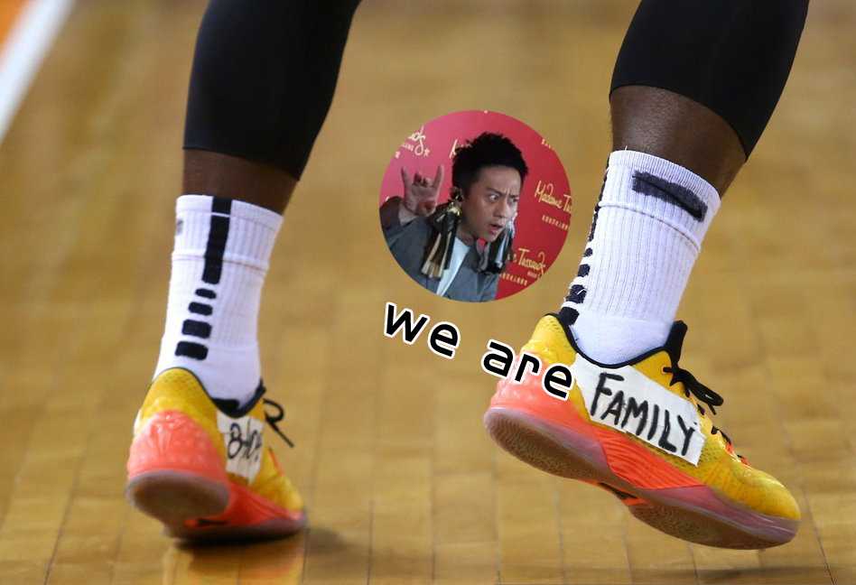 邓超在跑男节目中比出招牌手势，身后是欢乐的兄弟团成员，气氛热烈又搞笑