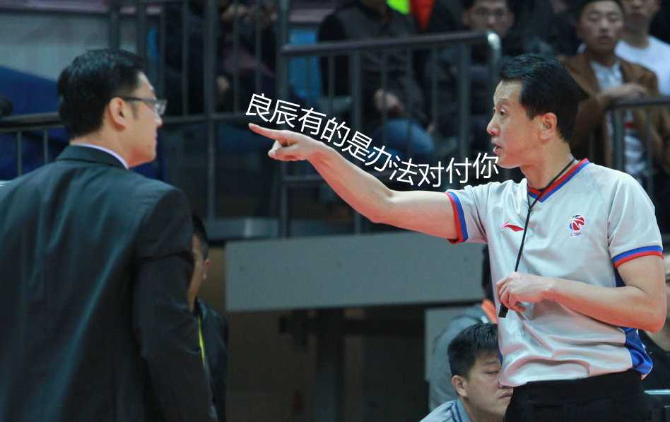 一名年轻人张开双臂站在山顶边缘，面朝壮丽的日落云海，做出想要飞翔的姿态