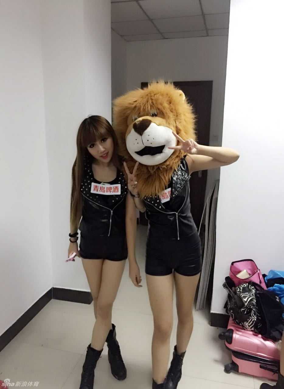 拉拉队员们在舞蹈房嬉戏打闹，抓拍下最自然的灿烂笑容。