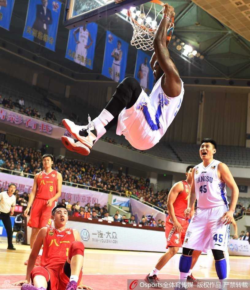 奥登如山般矗立禁区，双手重扣震慑全场