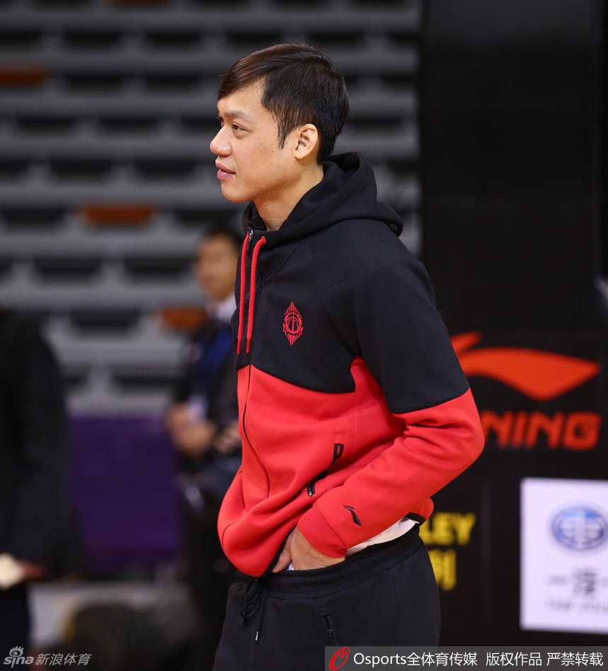 国家队队长周鹏在训练中上演势大力沉的单手劈扣，展现出极佳的竞技状态和身体素质。