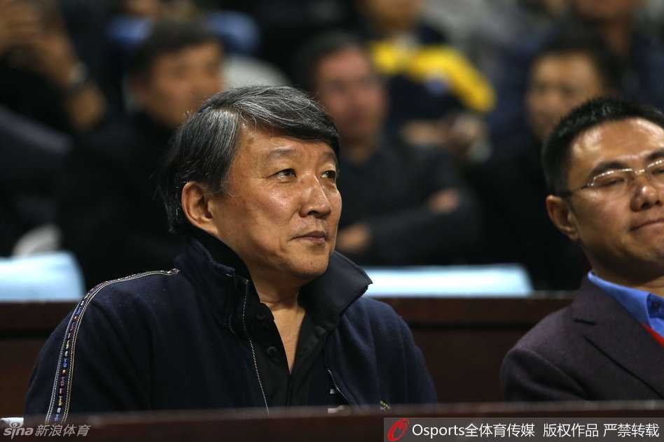 功勋教练宫鲁鸣现身看台，目光如炬地观察着场上每一位球员的表现，成为场边一道独特的风景。