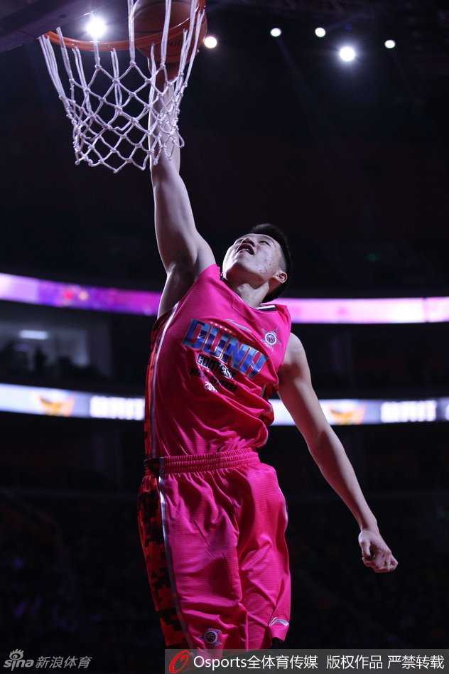 唐海在空中逆向转身完成三百六十度单手扣篮，飘逸的身姿宛如篮球场上的芭蕾舞者。