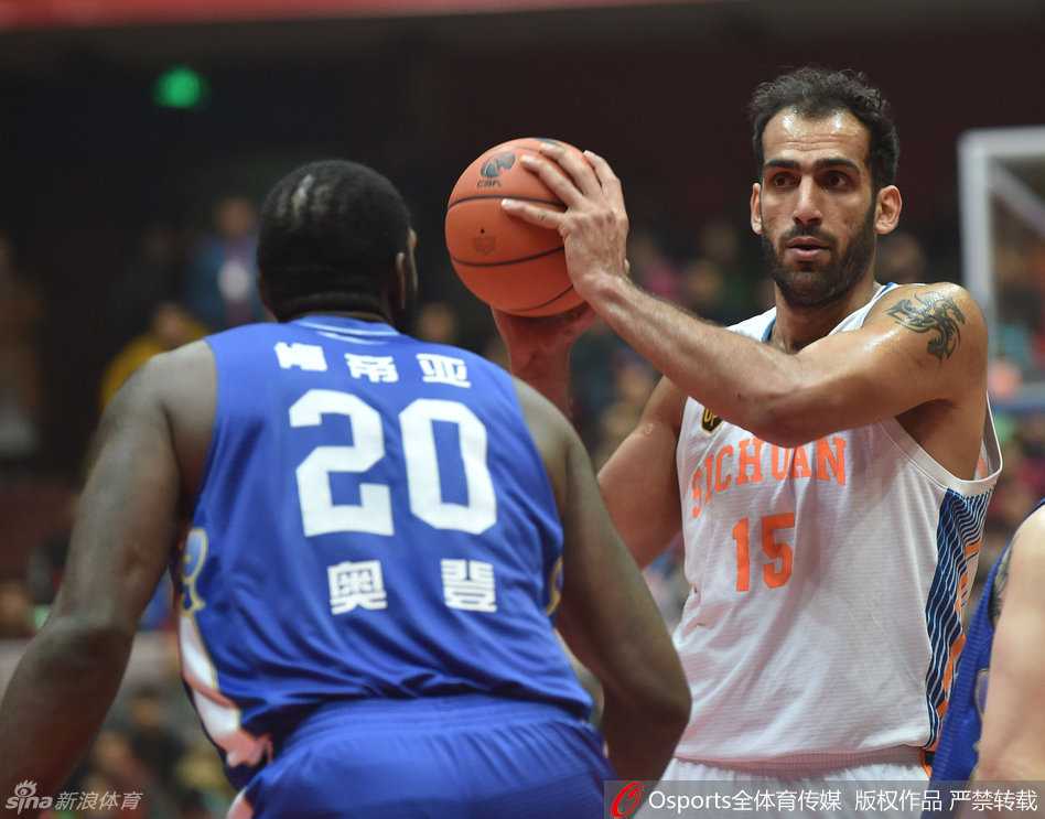 伊朗中锋哈达迪面对前NBA状元秀奥登的防守，毫无惧色地高高跃起，试图完成一记势大力沉的单手劈扣，场上火药味十足。