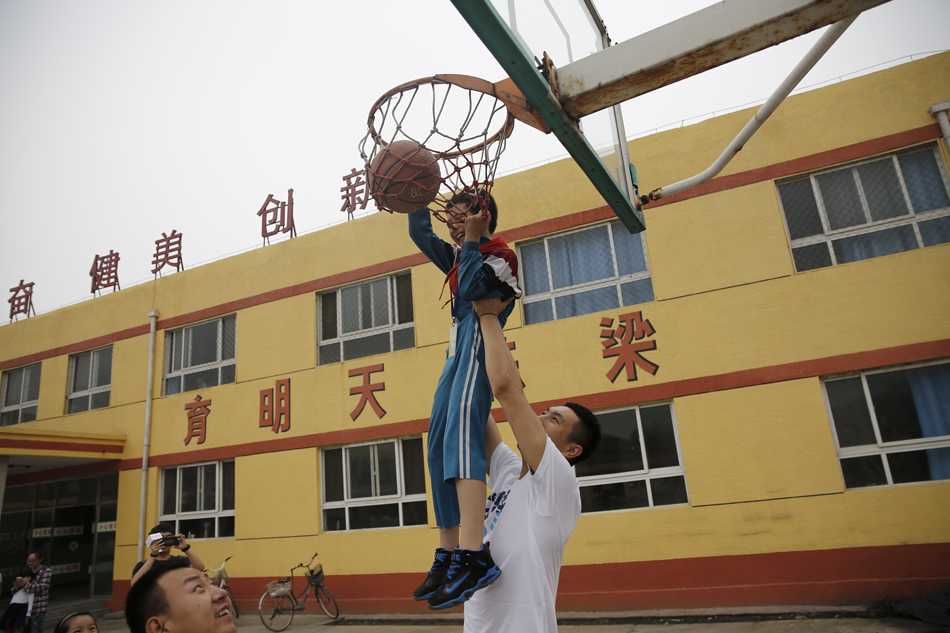 活动结束后孩子们依依不舍地簇拥着翟晓川，一只只小手拉着他的大手，他弯腰与孩子们击掌约定“下次再来”，画面温馨感人