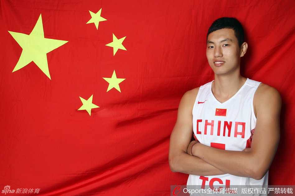 翟晓川在赛场上高高跃起，犹如一道橙色闪电划过天际，他的眼中只有篮筐的方向，那股拼劲仿佛要将整个球场点燃。