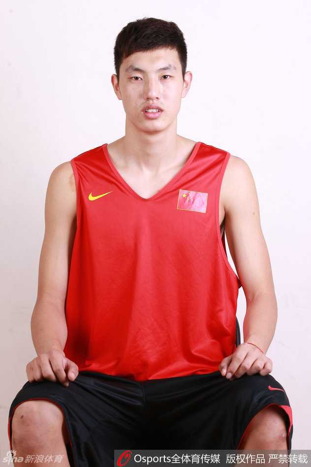 人群中翟晓川奋力起跳，在与对方高大内线的肉搏中强硬摘下篮板，肌肉线条在灯光下清晰可见，完美诠释了“篮板高手”的拼搏本色。