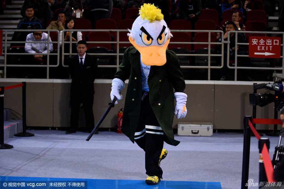 带伤作战的张庆鹏双手绑着护膝，在三分线外干拔跳投，皮球在空中划过一道完美弧线