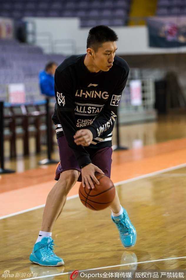 球场另一侧的吉喆表情呆呆地站在原地，似乎还在回味刚才的战术跑位，这位内线悍将在场上总是这么一脸严肃，认真得可爱。