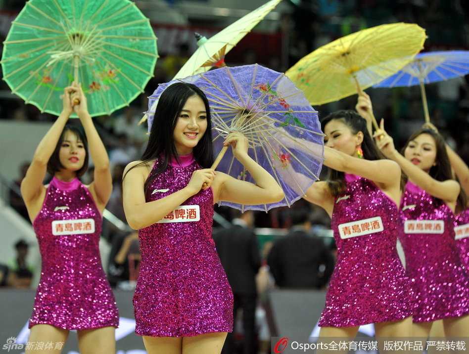 伴随着动感的节拍，一位篮球宝贝高高跃起，飞扬的发丝与灿烂的笑容交织，仿佛将整个赛场的热情都瞬间点燃。