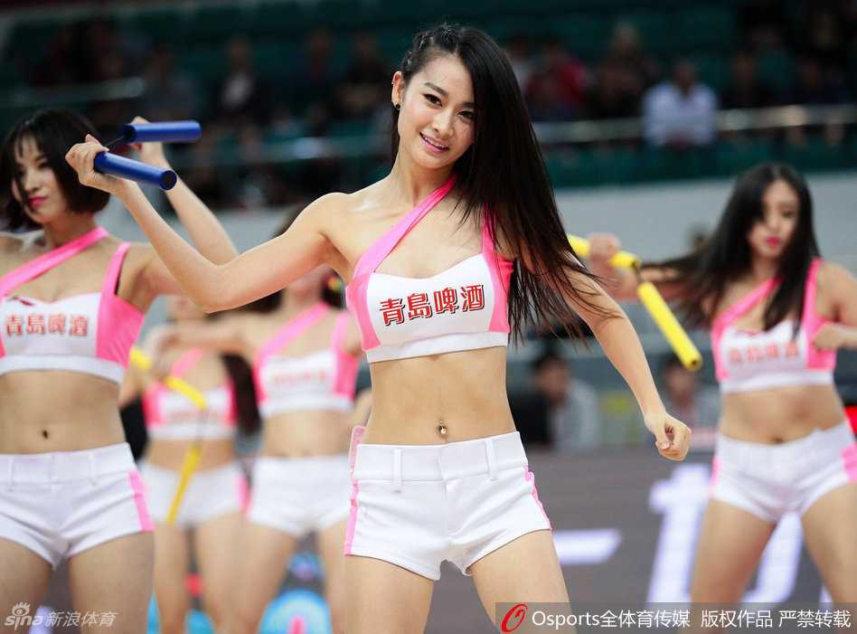 赛场中央，篮球宝贝们整齐划一地踢腿亮相，自信的姿态和精准的动作展现了无数次排练后的深厚功底，她们的笑容具有治愈一切疲惫的魔力。