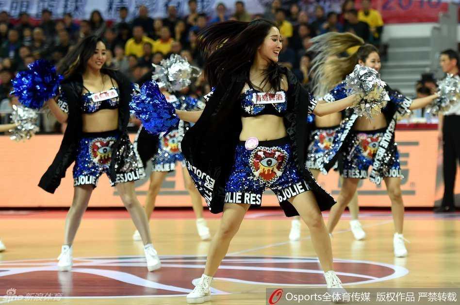 表演结束，篮球宝贝们集体向观众致意。她们的脸上洋溢着自豪与满足，这一刻，她们不仅是赛场上的配角，更是用自己的方式主宰了这个舞台的主角。