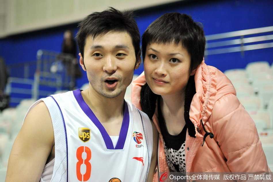 王雨萌扎着简单的马尾，穿着朴素的白色上衣，在为丈夫吉喆的每一次进球轻轻鼓掌，温婉的笑容里藏着无尽的温柔