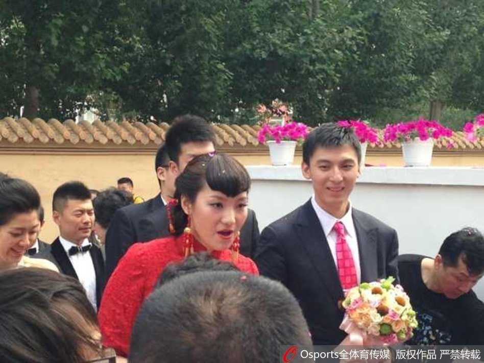 王卫婷温柔地坐在看台上，目光紧紧追随着那个从上海远赴新疆打拼的丈夫刘炜，眼神里写满了心疼与鼓励