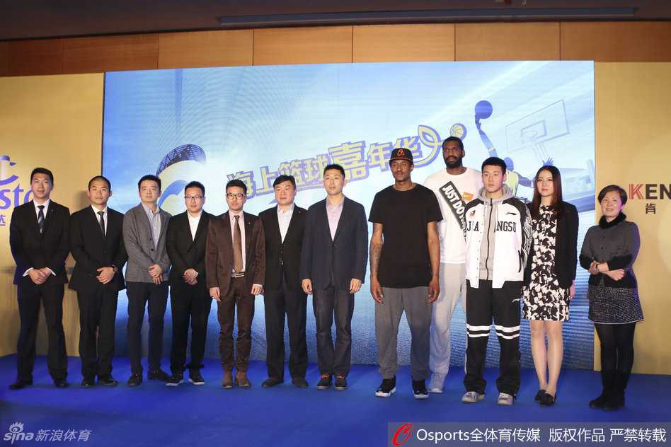 快门按下瞬间，江苏肯帝亚全体成员笑容灿烂，奥登在人群中格外醒目，他咧着嘴笑得像个孩子，胡雪峰站在一旁，眼神中满是对新赛季的期待。