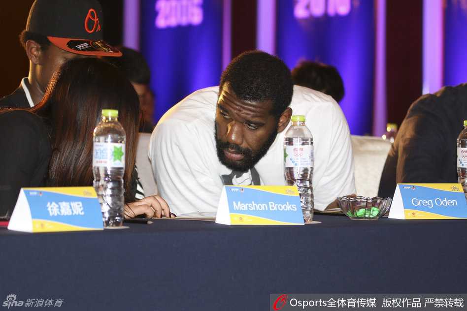 胡雪峰低头专注地在手中本子上书写，眉头微蹙神情认真，仿佛在记录战术要点，身边的喧嚣似乎与他完全隔绝。