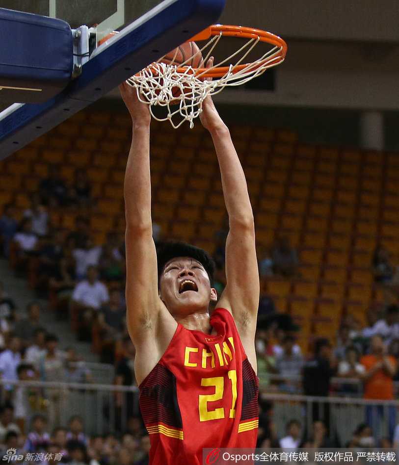 比赛结束后，胡金秋走下球场，球衣被汗水浸透，表情平静但眼神中透露出不甘与坚毅