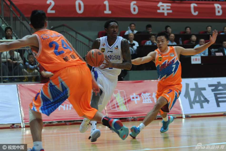 胡雪峰老将出马篮下巧妙卡位，与上海高大内线激烈争夺篮板