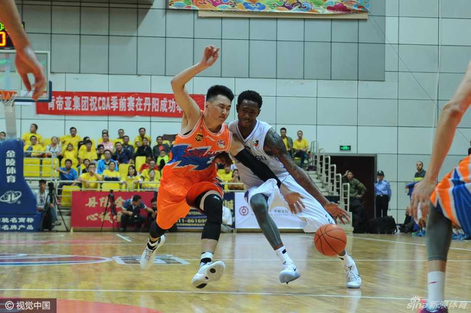 江苏主帅贝西诺维奇场边激情指挥，手势凌厉试图激活球队攻防