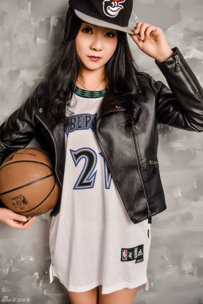 女球迷身穿复古森林狼21号球衣，在夕阳余晖下做出捶胸怒吼的手势，那种源自内心的激情与犀利，仿佛狼王灵魂附体。