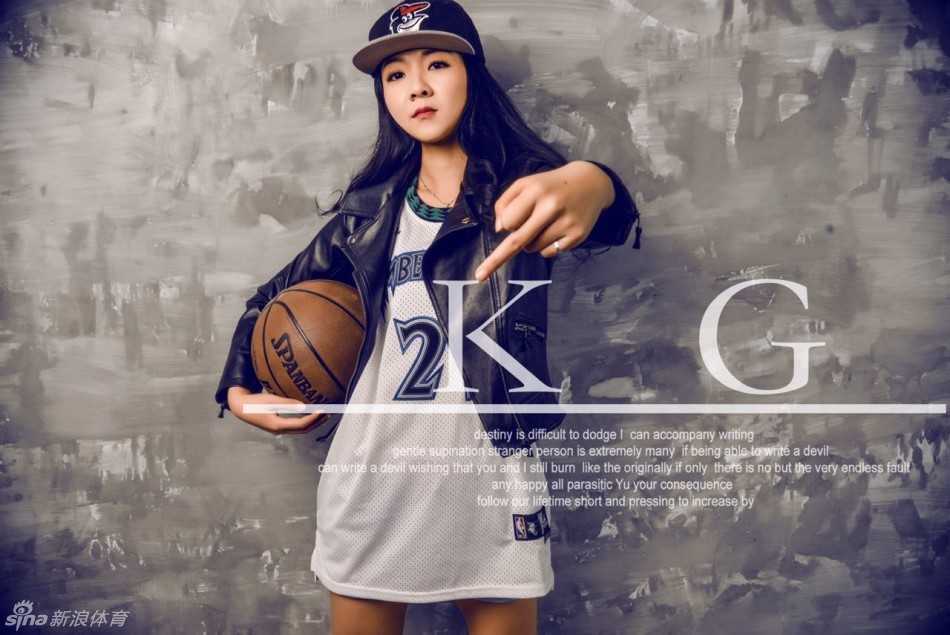 女球迷双手交叉放在身前，做出经典的“KG式”霸气手势，神情肃穆而充满力量，仿佛在向世人宣告她心中唯一的偶像不可替代。