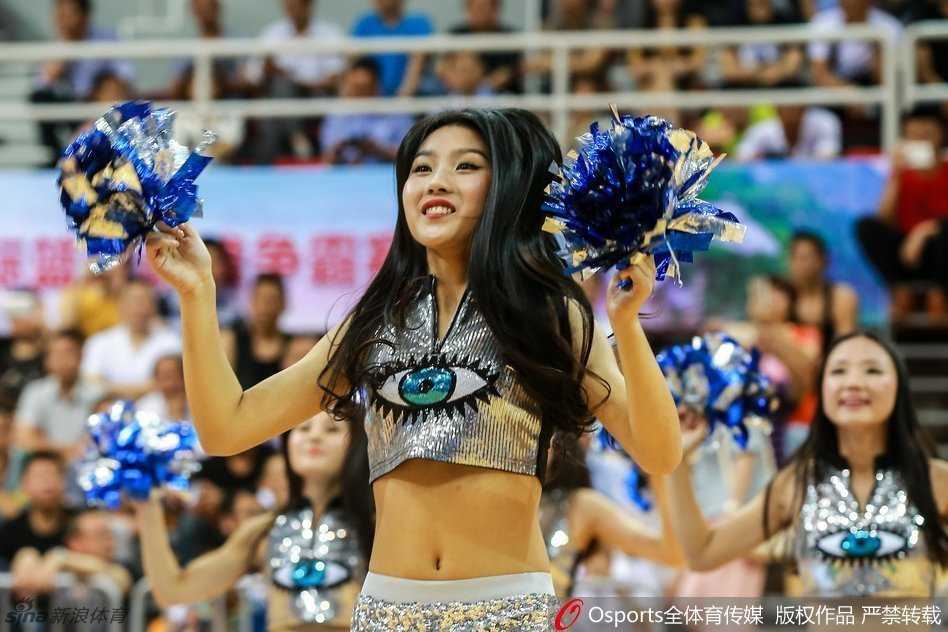 中国与加拿大比赛间隙，篮球宝贝们手持花球低头致意，展现出体育展示团队的专业素养与优雅礼仪