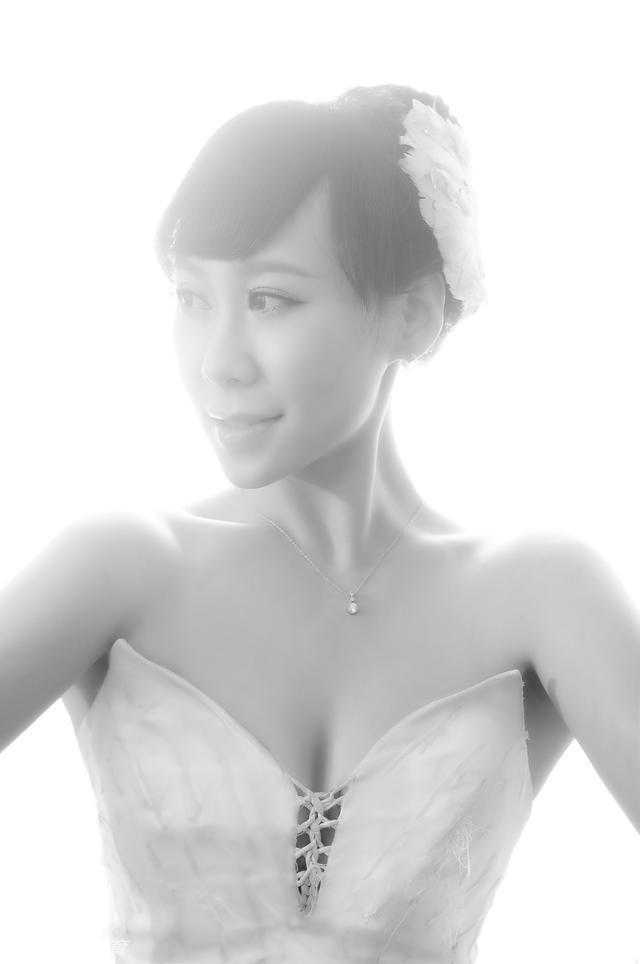 中场休息时，副队长与扮演东北虎吉祥物的队友互动，甜美的笑容瞬间点燃全场热情。