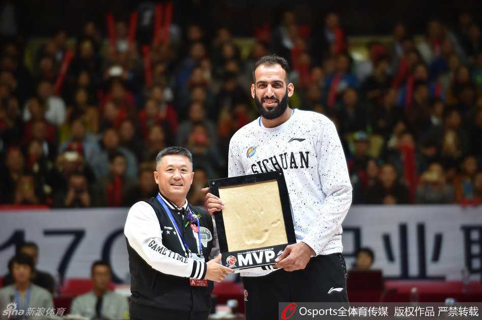 神射手孟达接过戒指后目光专注，仿佛在端详一件稀世珍宝，这枚戒指不仅记录了他的总冠军荣誉，也凝聚着他职业生涯后期的执着与坚持。