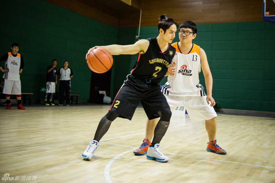 蒋劲夫在底角如猎豹般启动加速，高高跃起后手腕轻柔一抖，篮球划出完美弧线应声入网，留下防守者原地无奈叹息。